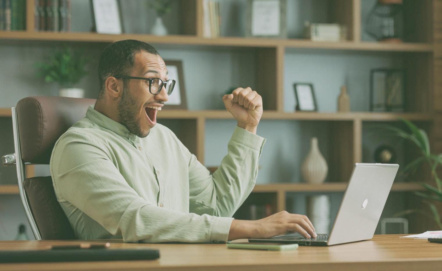 Équipe Abelorailora travaillant ensemble sur des stratégies financières pour clients